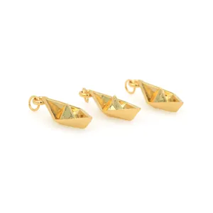 Drie 18K vergulde origami boot hangers voor het zelf maken van sieraden op wit decor