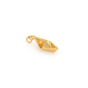 Macro-opname van 18K vergulde origami boot hanger met gepolijste metaalglans