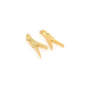 Makroaufnahme der 18K vergoldeten Papageien-Anhänger im Origami-Stil für DIY-Schmuck