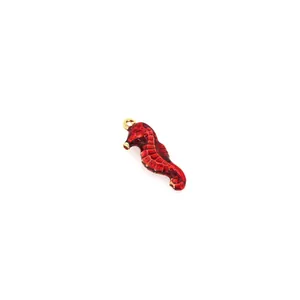 Pendentif hippocampe plaqué or 18 carats avec émail rouge et détails de textures