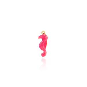 Détail d'un pendentif hippocampe en émail rose plaqué or 18 carats avec anneau doré