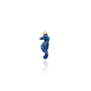 Détail macro du pendentif hippocampe plaqué or 18 carats avec émail bleu sur blanc