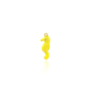 Détail du pendentif hippocampe en émail jaune avec boucle plaquée or 18K pour bijoux DIY