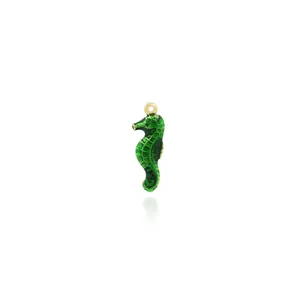 Vue macro du pendentif hippocampe en émail vert avec écailles plaquées or 18 carats