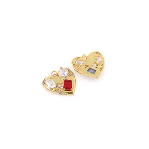 Détail macro de pendentifs cœur plaqués or 18K avec zircons rouges et bleus