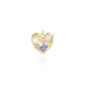 Détail macro du pendentif coeur plaqué or 18K avec zircons bleus et blancs
