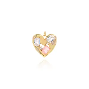 Détail macro du pendentif cœur plaqué or 18K avec zircons roses et blancs sertis