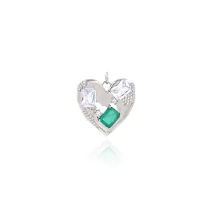 Vue macro du pendentif cœur en plaqué argent 18K avec zircon vert et cristaux de taille baguette