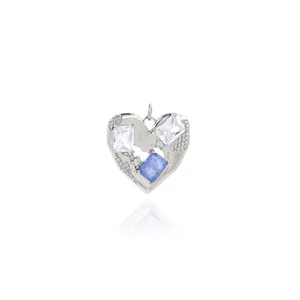 Vue détaillée du pendentif cœur en argent avec zircons bleus et blancs et reflet miroir