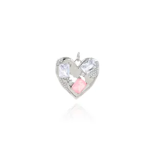 Détail du pendentif en cœur avec zircons roses et blancs et placage en or de haute qualité