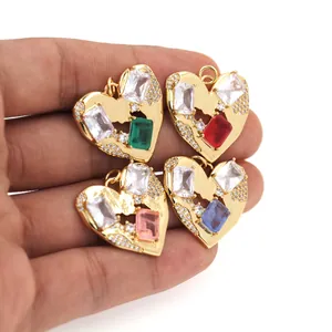 Vue macro détaillée de pendentifs cœur plaqués or 18 carats avec zircons et gemmes colorées