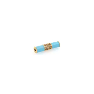 Dettaglio di un tubo di bambù in smalto blu placcato oro 18K con zirconi micro-incastonati