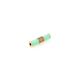 Dettaglio del tubo in smalto verde menta con inserto in zircone dorato per gioielli DIY