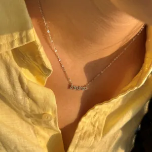 Gros plan du collier MAMA en argent sterling S925 avec zircons blancs sur un mannequin