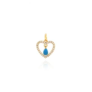Makroaufnahme von 18K vergoldetem Herzanhänger mit Zirkonia und blauem Emaille-Tropfen