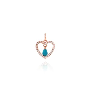 Detail eines 18K vergoldeten Herzanhängers mit Zirkonia und blauem Emaille-Tropfen