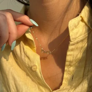 Primer plano del collar MAMA de plata S925 con circonitas en el colgante bañado en oro fino