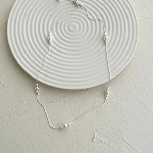 Vue détaillée du collier en argent minimaliste orné de perles blanches élégantes