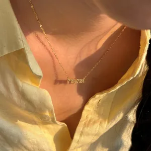 Collier MAMA en argent S925 doré avec pendentif en zircone porté par un mannequin