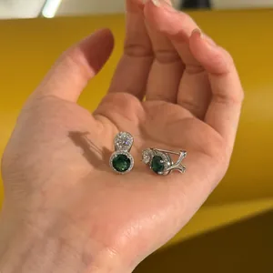 Σκουλαρίκια S925 με σμαράγδι και κρύσταλλα micro-pave σε κομψό σχέδιο