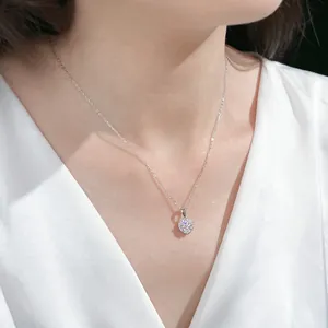 Gros plan du collier pendentif halo en argent S925 avec zircon blanc étincelant sur modèle