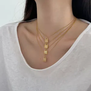 Collier à quatre couches plaqué or avec pendentifs cadenas gravés A B C D et zircons