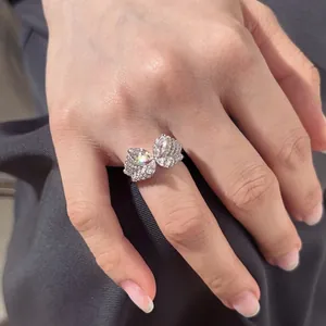 Détail d'une bague papillon en argent S925 avec pierres marquise et incrustations