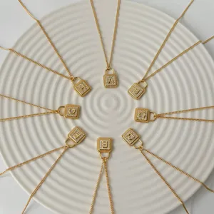 Collier cadenas doré avec initiales en zircone cubique sur plateau à spirale