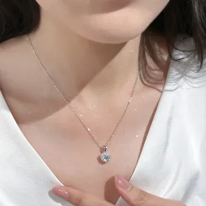 Gros plan d'un collier pendentif cœur en argent S925 avec zircon blanc sur un mannequin