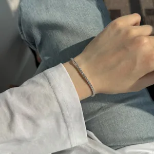 Bracelet tennis classique en argent S925 avec moissanite de 3mm au poignet d'une femme