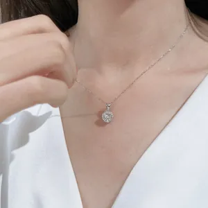 Détail du collier pendentif cœur en argent avec zircon blanc sur le cou du mannequin