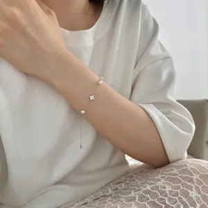Elegantes S925 Silberarmband mit winzigen Perlen und funkelndem Kleeblatt-Anhänger