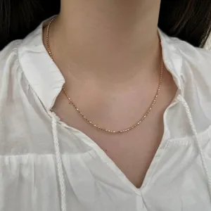 Vista detallada del collar de plata S925 oro rosa con cuentas facetadas para mujer