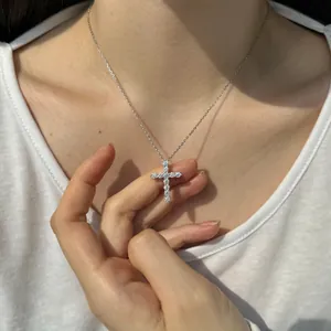 Vue détaillée du collier pendentif croix en argent avec diamants moissanite sur modèle