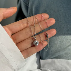 Gros plan détaillé du collier pendentif cœur en argent S925 avec moissanite sertie halo