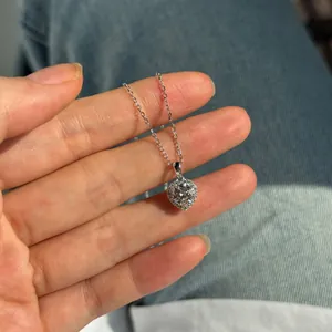 Détail du collier pendentif en forme de cœur en argent s925 avec moissanite