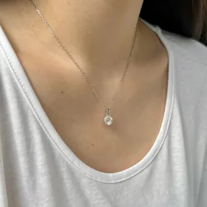 Gros plan d'un collier en argent S925 avec pendentif cœur moissanite sur mannequin