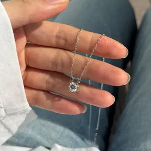Collier en argent sterling S925 avec un pendentif en moissanite ronde de coupe brillante