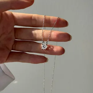 Détail d'un collier en argent S925 avec un grand moissanite rond serti à quatre griffes