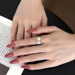 Elegante anello a fiocco in argento S925 con due pietre a forma di cuore stile chic