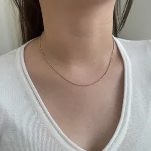 Collar de bolas minimalista en plata S925 en modelo que resalta la línea de la clavícula