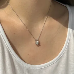 Détail d'un collier en argent S925 avec un pendentif solitaire rond taille brillant