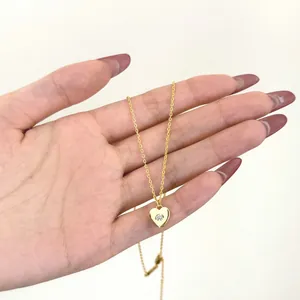 Détail du collier pendentif cœur en argent S925 doré avec incrustation d'un zircon rond