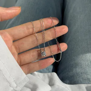 Vue détaillée du poinçon en argent sterling S925 sur la chaîne fine d'un collier