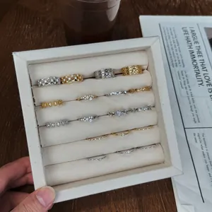 Élégant ensemble de bagues en argent s925 vintage avec zircon blanc en boîte à bijoux