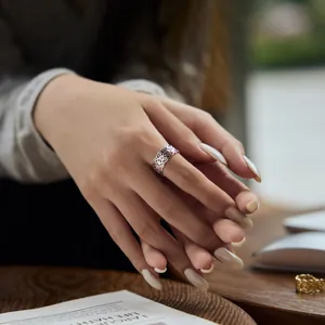 Détail d'une bague en argent S925 avec motif en dentelle rétro portée à l'index