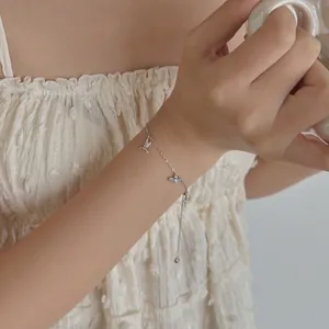 Vue détaillée d'un bracelet en argent S925 avec pendentifs en zircon et fermoir ajustable