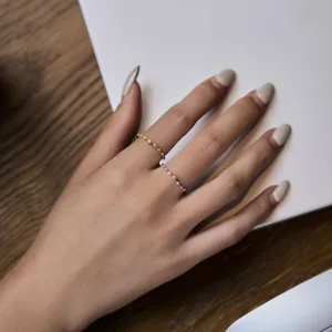 Gros plan de bagues empilables en or et argent avec pavé de micro zircons cubiques fins
