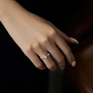 Bague élégante en argent S925 avec pierre ovale et motif de vigne de feuilles sur main