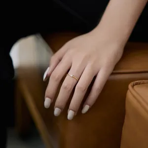 Bague élégante en argent 925 doré avec oxyde de zirconium carré portée à la main